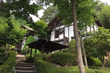 Les cottages sont répartis dans la colline