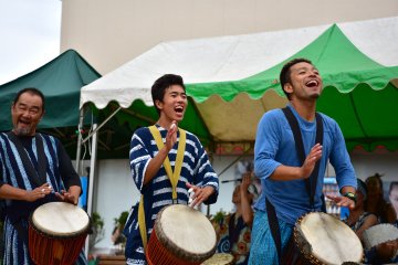 Menciptakan suasana festival yang menyenangkan