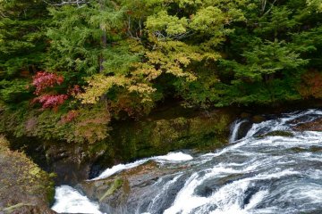 Cold air brings an early autumn to the Ryuzu-no-taki area