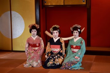 Les maiko prenant la pose après la danse