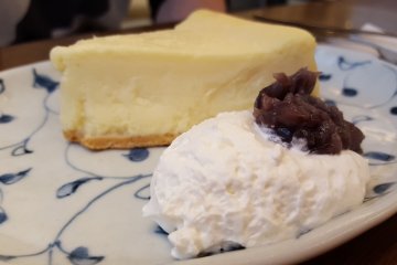 Cheese cakedengan kacang merah dan whipped cream