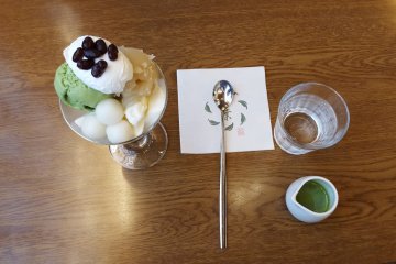Es krim matcha sebelum ditambahkan saus