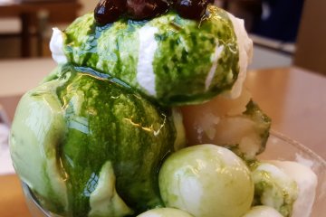 Es krim dengan saus matcha lezat di atasnya