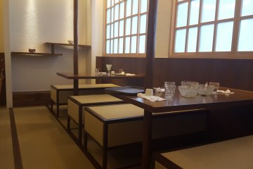 Interior di dalam kafe dengan sentuhan gaya Jepang