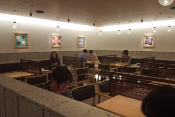 Pengunjung yang menikmati kunjungan siang hari di kafe