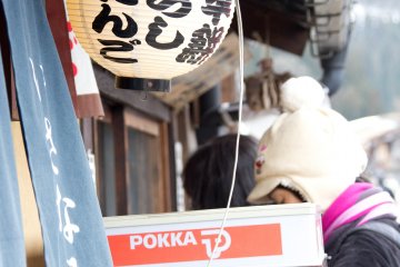 Many street stalls sold mitarashi-dango snacks