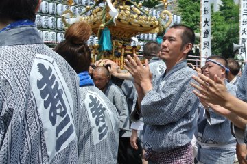 Everyone claps in support even when they are not carrying the mikoshi