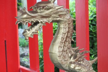 A dragon at the purification font