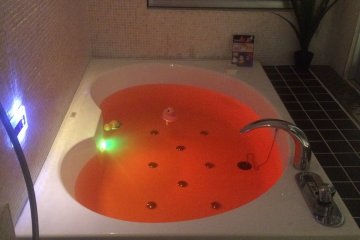 1 des 2 bains de la chambre d'hôtel, avec une vitre transparente donnant sur la chambre (Préfecture de Fukushima)