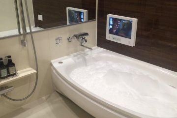 La plupart des bains disposent de bains moussants, ainsi que d'une tv. Quelqu'un tenté par Spiderman ? (Préfecture de Miyagi)