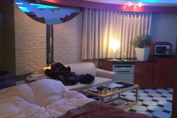 Une chambre spacieuse et confortable, dans laquelle nous avons passé quelques heures en journée, pour nous rafraîchir après une longue nuit en ville (Tokyo)