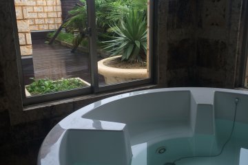 La suite (16 000￥ pour un séjour de 22h à 11h), équipée de ce superbe bain intérieur, avec un écran plat de tv géant. Vous souhaitez profiter de la terrasse ? On y trouve également un bain, à gauche de la fenêtre (Préfecture de Fukushima)