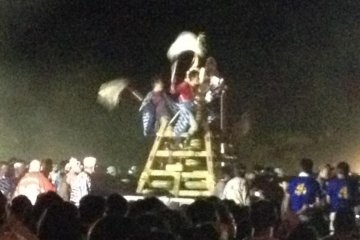 Huge Tezutsu cannon mounted on portable frames are carried into the arena.