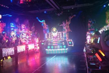 Colorful lights are everywhere that make this show a total hypnotic experience.