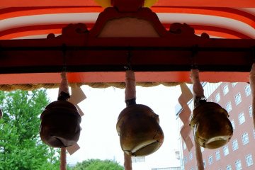 Bells to be rung before clapping and praying