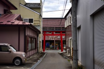 The red torii gate along Route 222 leading to Kaburahachiman Shrine
