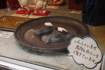 De mignons petits hippopotames sont en vitrine