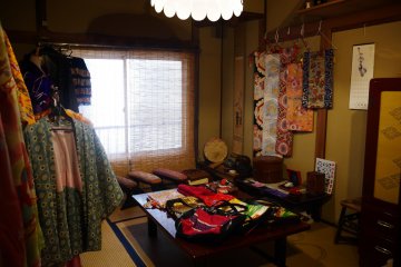 La  boutique vend des kimonos, haori, ainsi que des sacs et des vêtements réalisés avec des étoffes d'anciens kimonos 