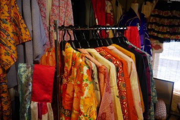 Différents couleurs et motifs de kimonos et haori d'occasion