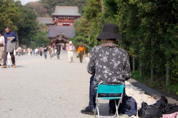 Artists are dotted around Tsurugaoka Hachiman-gu
