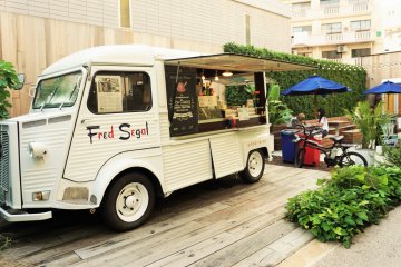 冰淇淋餐車，店員很親切的提供試吃。