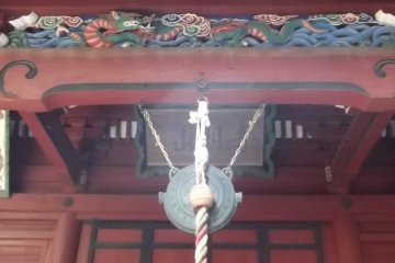 A colourful dragon under the eaves of the main hall