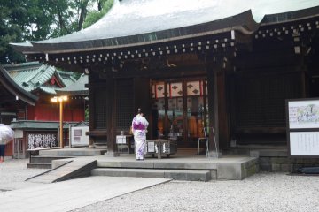 Praying in yukata 