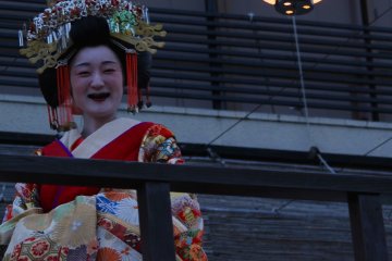 Geisha sonriendo con los dientes pintados de negro.