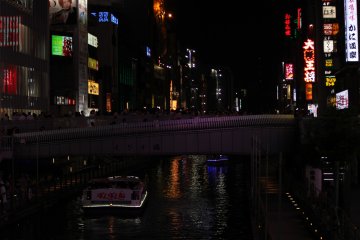Hay paseos en barco en el río Dotonbori.