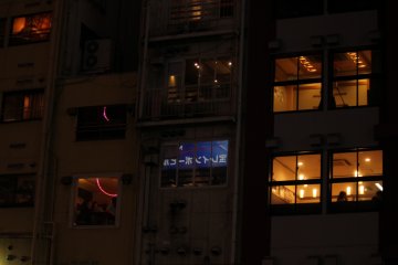 Los bares y restaurantes están comúnmente en edificios.