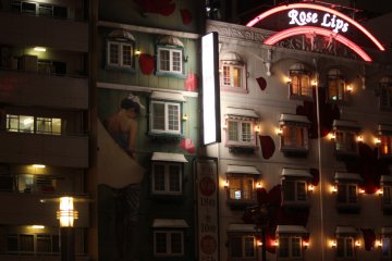 No es común encontrar graffiti en Japón, pero estos edificios están bellamente decorados con arte.