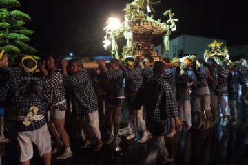 Le cortège soutenant le petit sanctuaire, au Festival de Gion dans la ville de Sosa, Préfecture de Chiba