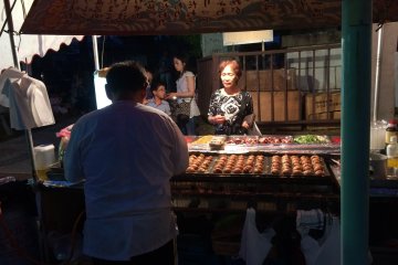 Les Takoyaki, boulettes de poulpe sont des mets propres aux festivals 