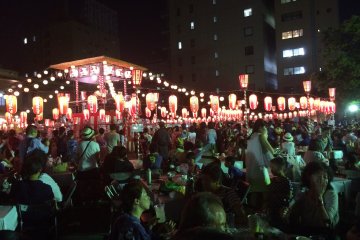 La nuit, de nombreux festivals se déroulant à Tokyo sont illuminés par des lanternes