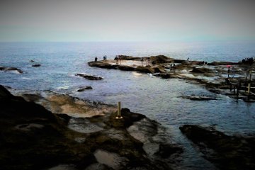Go up to the Enoshima cave and pass by this incredible view.
