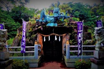 There is an interesting legend behind the Dragon God and the statue of it can be found inside the cave. Pay homage to the Dragon God by beating the drum and making a wish.