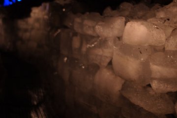 Blocs de glace dans la grotte