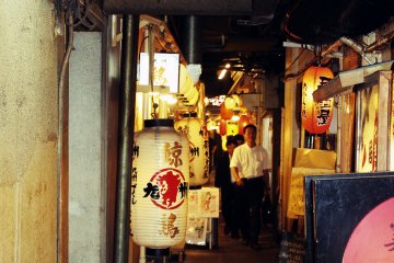 Narrow alley directly underneath the tracks