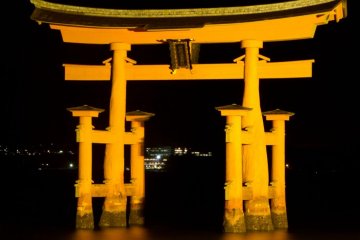 <p>The illuminated gate at night. Make sure you spend a night on the island to see this!</p>
