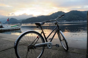 Matahari terbenam di Teluk Ine