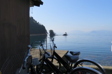 Parkir sepeda Anda dan naiki perahu