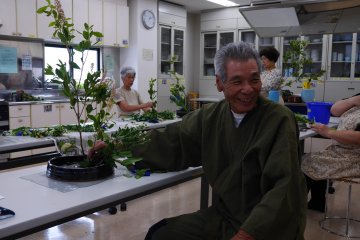 Rihou-sensei a commencé à étudier l'ikebana il y a cinquante ans