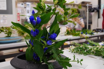 Un superbe arrangement floral ikebana achevé