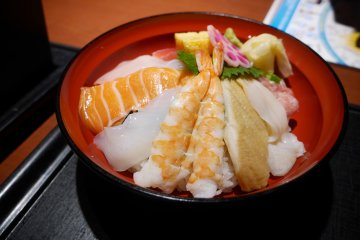 Disajikan dengan udon ataupun mie soba, semangkuk mini sashimi merupakan hidangan yang menyegarkan