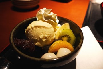 Es krim, buah, dan mochi disajikan diatas jelly