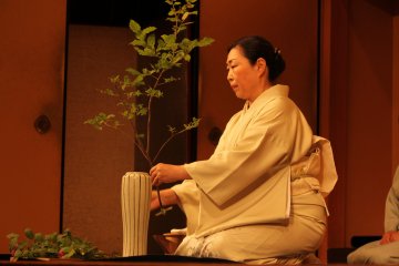 Presentación del Kado, el arreglo de flores tradicional.