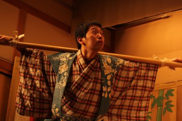 Kyogen, una obra de comedia tradicional.