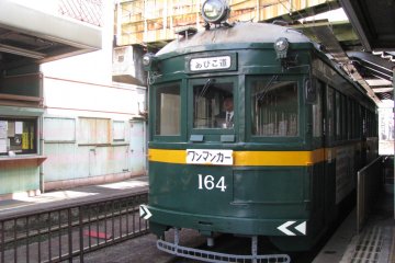 Old train that takes to Sumiyoshi Taisha