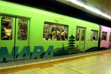 Beberapa Kereta Kintetsu Nara melanjutkan perjalanan ke utara ke Karasuma Oike di Kyoto dan stasiun yang lebih utara lagi