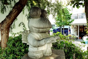 Une statue de grenouille. L'une des nombreuses ici